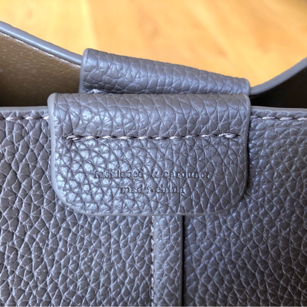 Taupe leather bucket bag with gold toned hardware, new - Picture 3 of 6